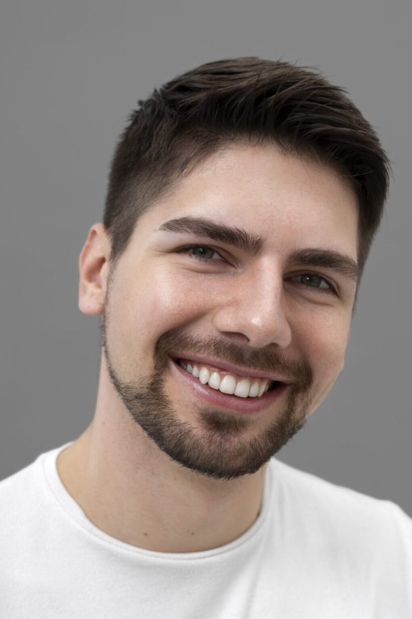 homem-bonito-posando-e-sorrindo homem-bonito-posando-e-sorrindo